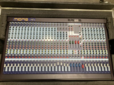 The sale includes more than 600 lots of digital cameras, lenses, audio, speakers, LED walls, projectors, monitors and gear accessories.